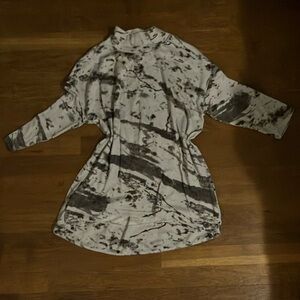 Black and White Relaxed 3/4 Sleeve Tunic with Mandarin Collar